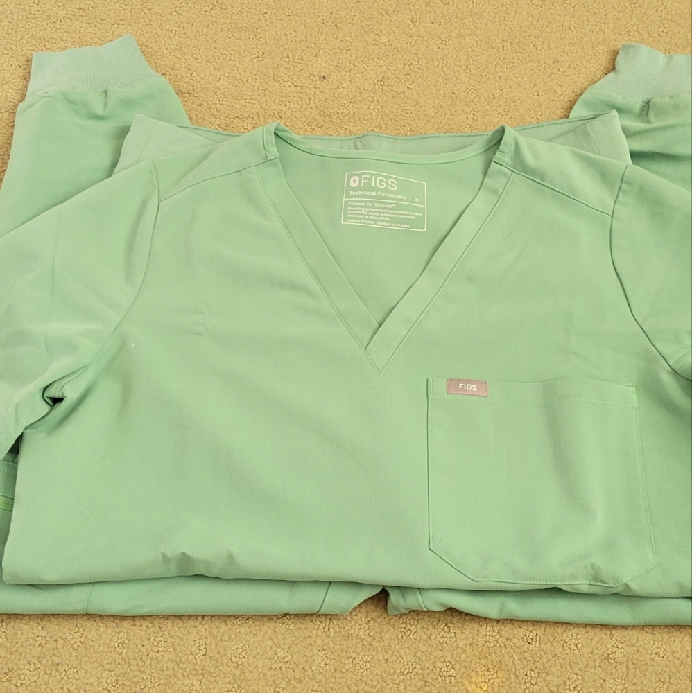 FIGS Catarina One Pocket Scrub Top (M)